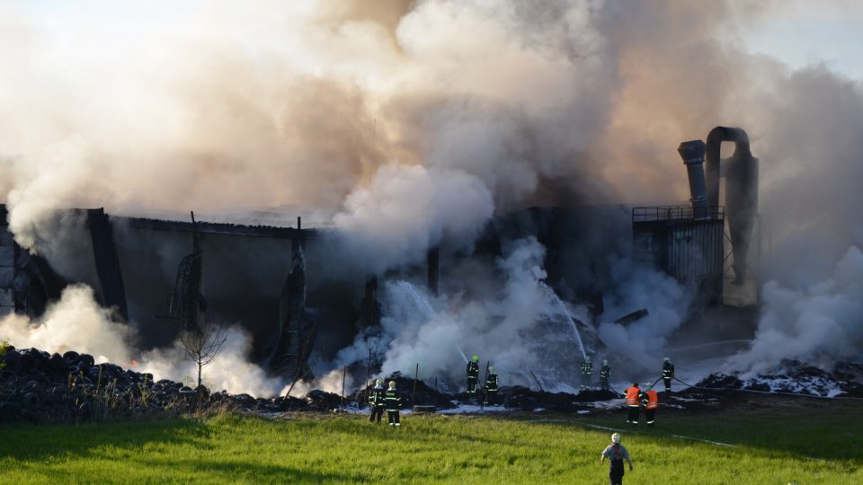 Požár v hale na zpracování pneumatik u Bělčic na Benešovsku Požár v hale na zpracování pneumatik u Bělčic na Benešovsku