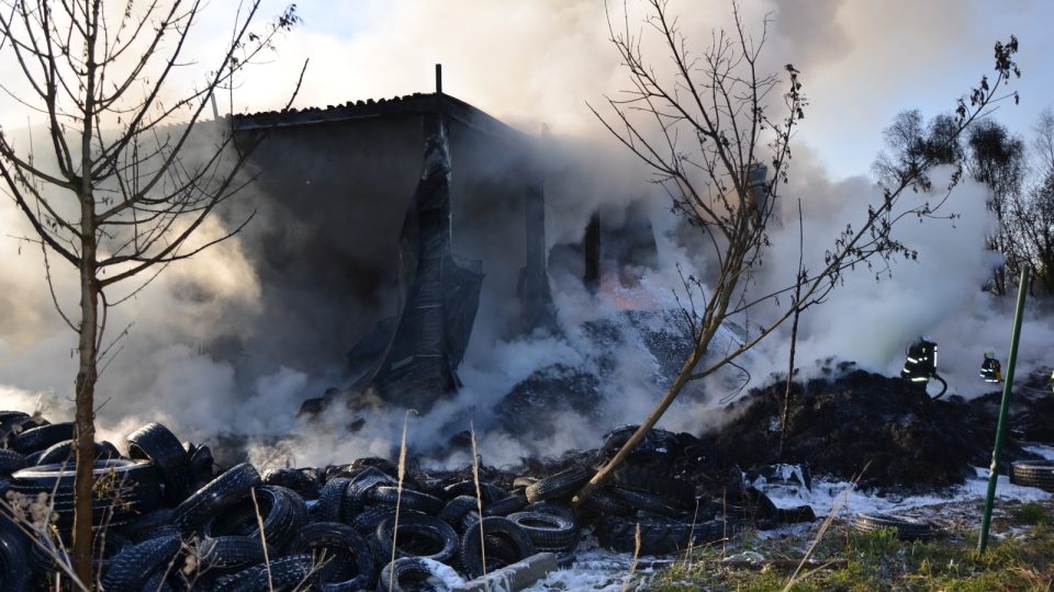 Požár v hale na zpracování pneumatik u Bělčic na Benešovsku Požár v hale na zpracování pneumatik u Bělčic na Benešovsku