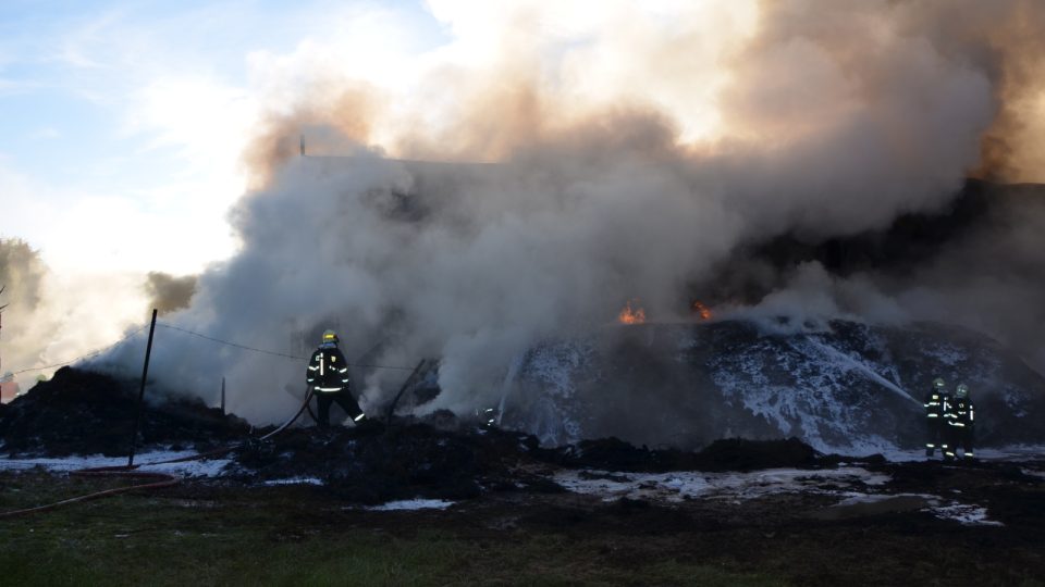 Požár v hale na zpracování pneumatik u Bělčic na Benešovsku Požár v hale na zpracování pneumatik u Bělčic na Benešovsku