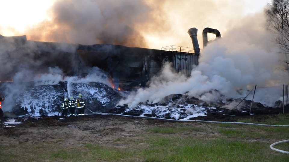 Požár v hale na zpracování pneumatik u Bělčic na Benešovsku Požár v hale na zpracování pneumatik u Bělčic na Benešovsku