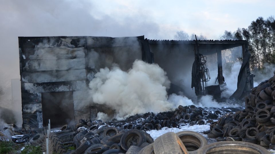 Požár v hale na zpracování pneumatik u Bělčic na Benešovsku Požár v hale na zpracování pneumatik u Bělčic na Benešovsku