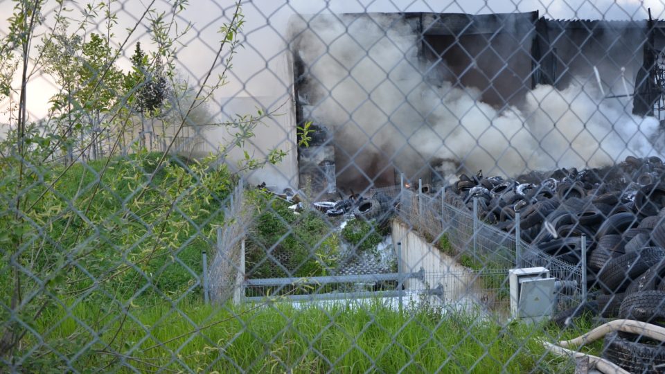 Požár v hale na zpracování pneumatik u Bělčic na Benešovsku Požár v hale na zpracování pneumatik u Bělčic na Benešovsku