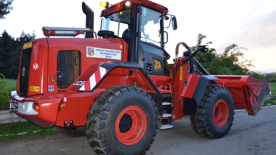 Požár v hale na zpracování pneumatik u Bělčic na Benešovsku Požár v hale na zpracování pneumatik u Bělčic na Benešovsku