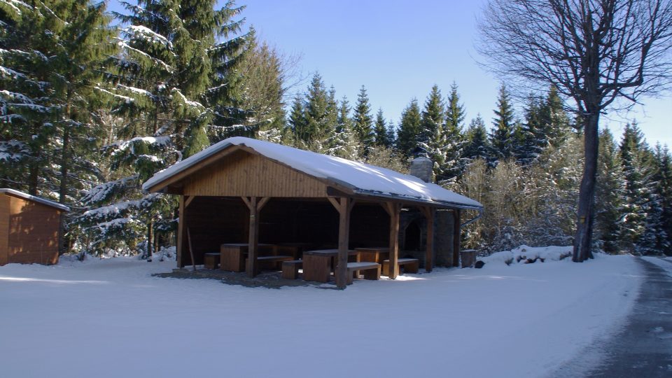 Nedaleko kaple stojí i přístřešek pro turisty