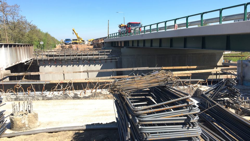 Stavbaři připravují místo na usazení nového mostu