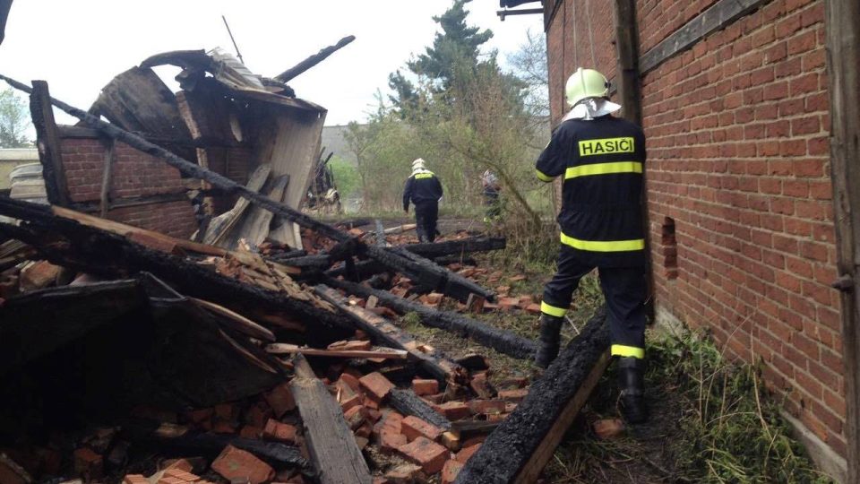 Hasiči a policisté prohledávají trosky bývalého zemědělského statku v Henčově, který v noci shořel