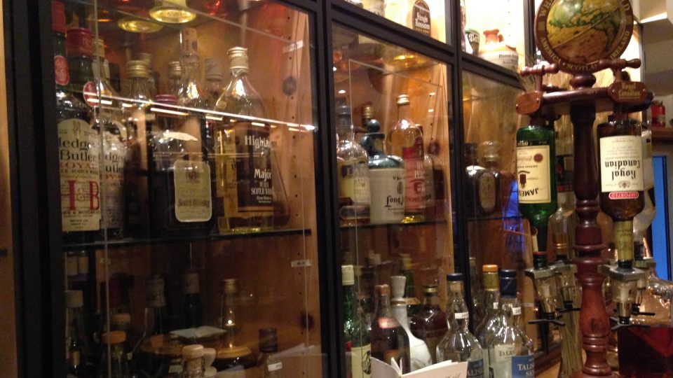 Vitríny v podzemí hotelu jsou plné whisky z celého světa