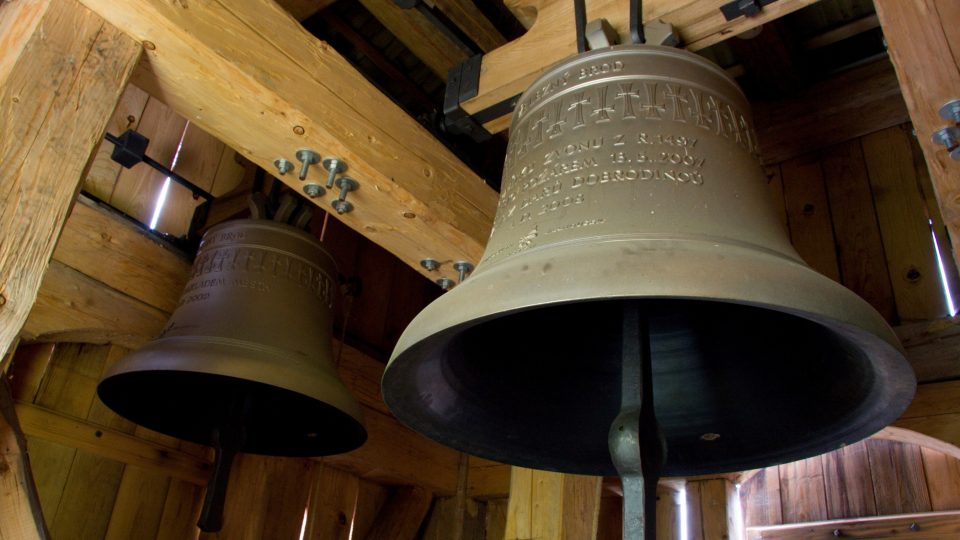 Hlavní zvon nese samostatná konstrukce, menší zvony jsou částečně zavěšeny do pláště