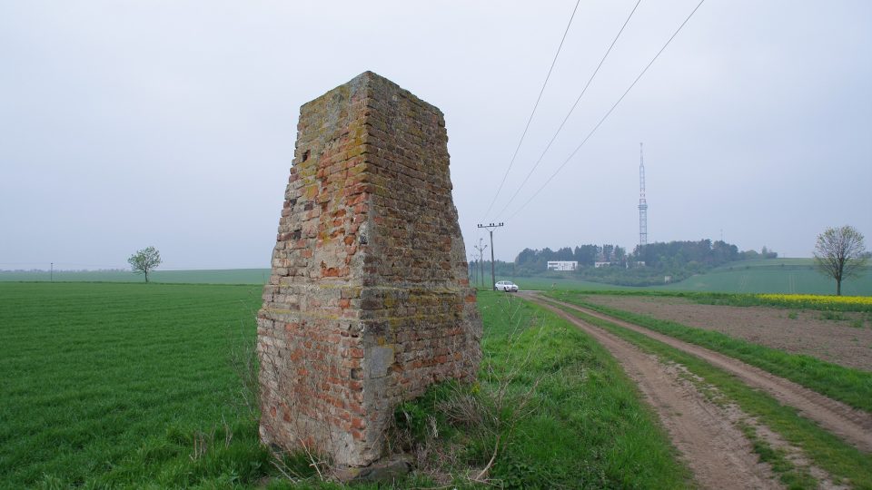 Mohyla štátula na úbočí kopce připomíná snídani ruského cara Alexandra a rakouského císaře Františka před bitvou u Slavkova v roce 1805