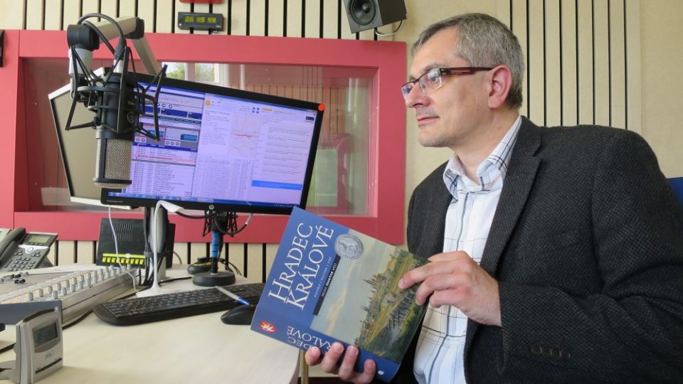 Docent Petr Grulich z Filozofické fakulty Univerzity Hradec Králové ve studiu Českého rozhlasu Hradec Králové