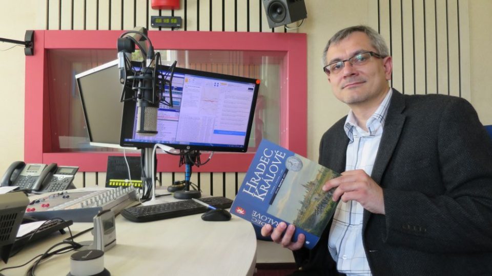 Docent Petr Grulich z Filozofické fakulty Univerzity Hradec Králové ve studiu Českého rozhlasu Hradec Králové
