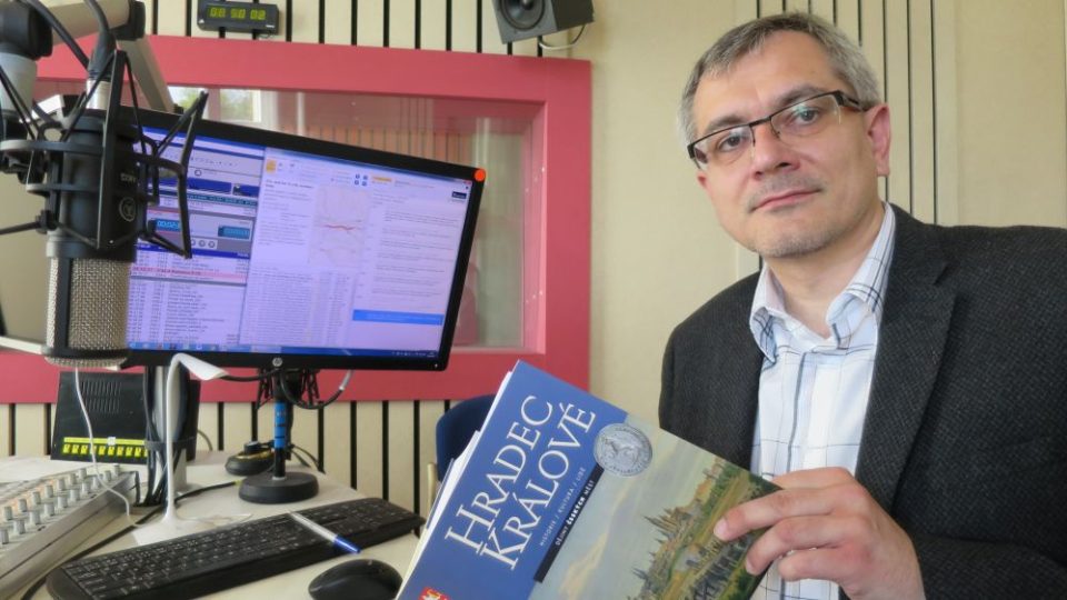 Docent Petr Grulich z Filozofické fakulty Univerzity Hradec Králové ve studiu Českého rozhlasu Hradec Králové