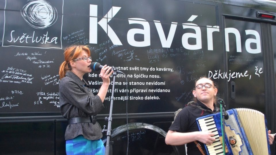 Autobusová Kavárna POTMĚ se vydala na 6. tour reoublikou