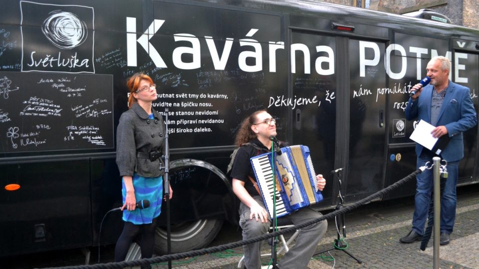Autobusová Kavárna POTMĚ se vydala na 6. tour reoublikou