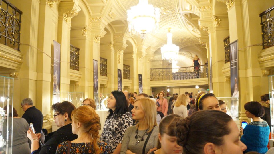 Foyer kyjevské opery se zaplňuje nedočkavými návštěvníky