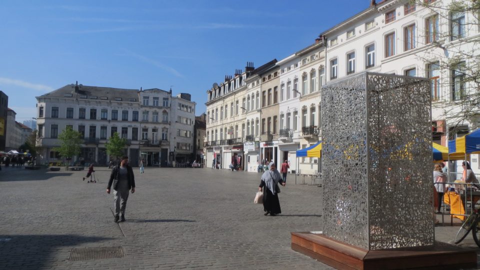 Náměstí před radnicí v bruselské čtvrti Molenbeek