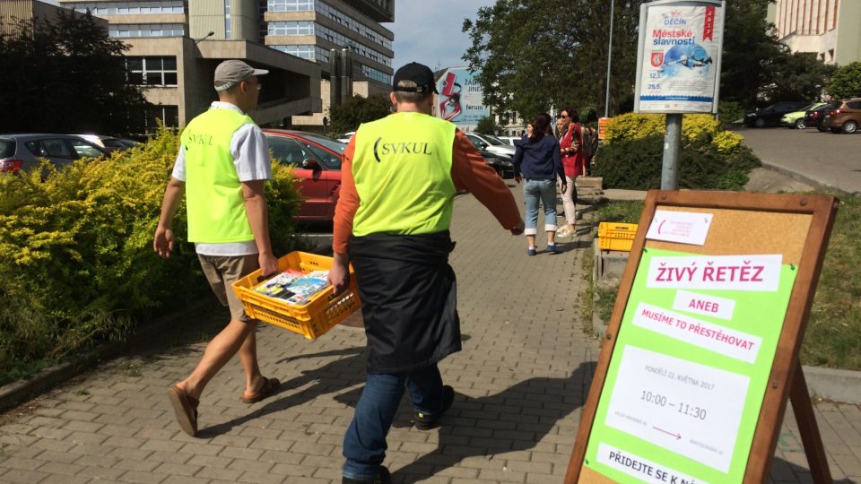 Žáci a studenti pomohli s přestěhováním časopiseckého oddělení ústecké knihovny