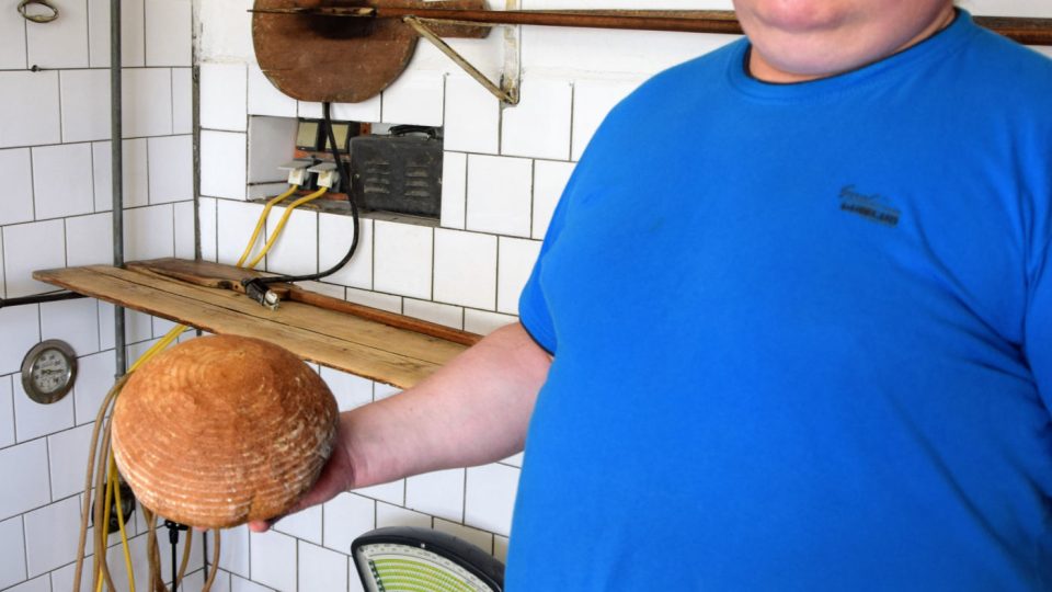 Pekař Bronislav Sidon ukazuje svou chloubu - spálovský chleba