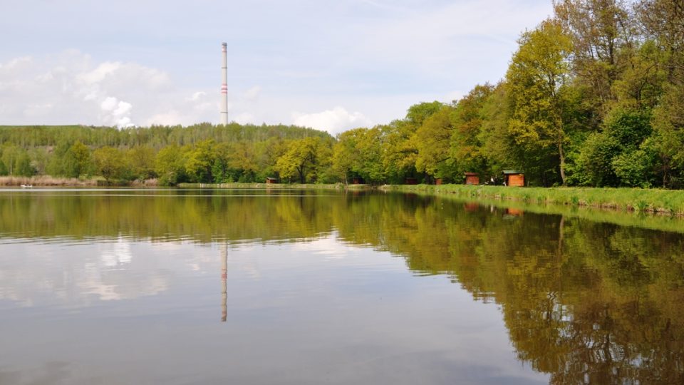 Rybníky podél cesty do Zdechovic, na horizontu Chvaletická elektrárna