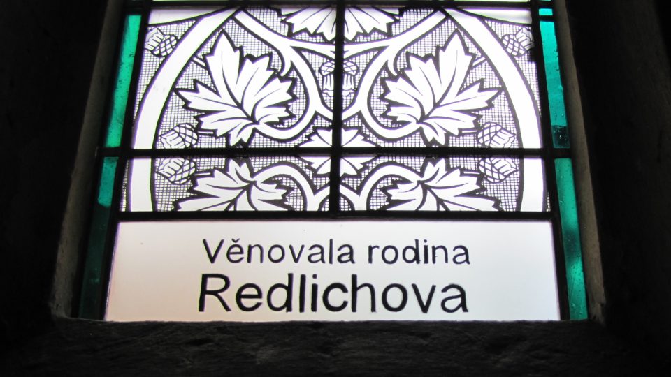 Tuto vitráž věnovala rodina Redlichova