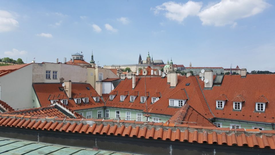Pohled k Hradu ze střechy tělocvičné budovy