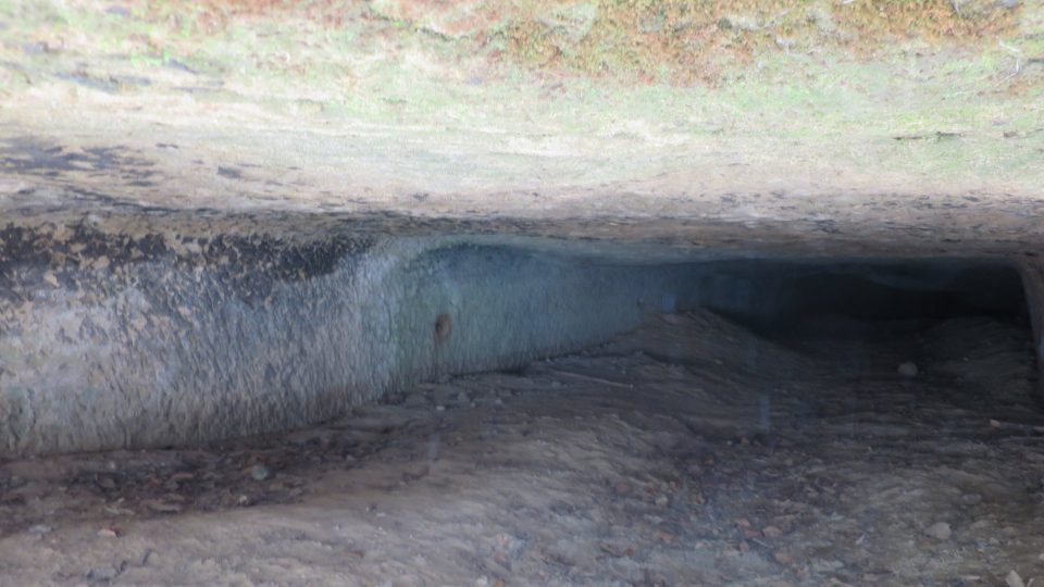 Zasypaný tunel, který sloužiil jako vodní náhon na vodní kolo