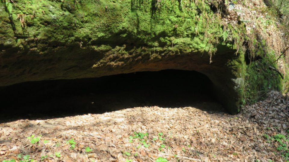 Zasypaný vstup do tunelu pod skalou