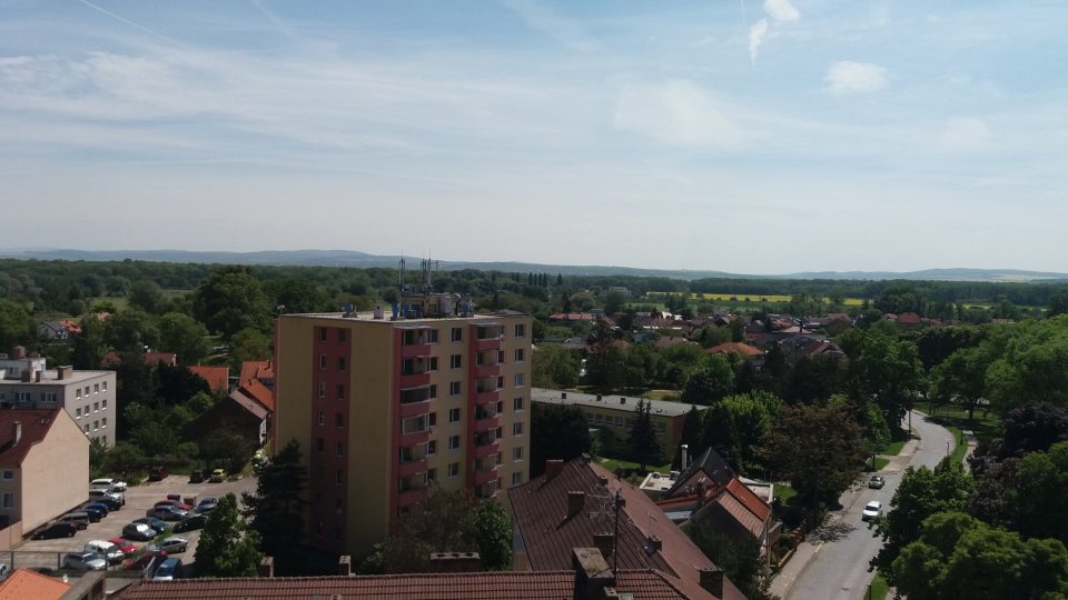 Za dobrého počasí je vidět Pálava, Malé Karpaty, Javořina i Chřiby