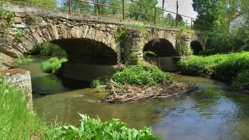 Historický kamenný most v Ohnišťovicích přes Černý potok