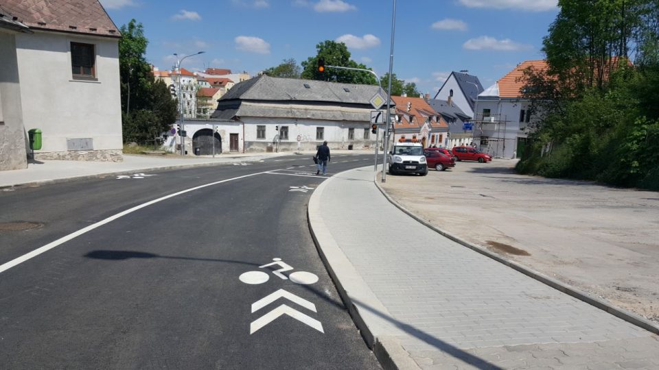 Opravený úsek Václavské ulice je první v Jindřichově Hradci, kde jsou vyznačené cyklopiktogramy