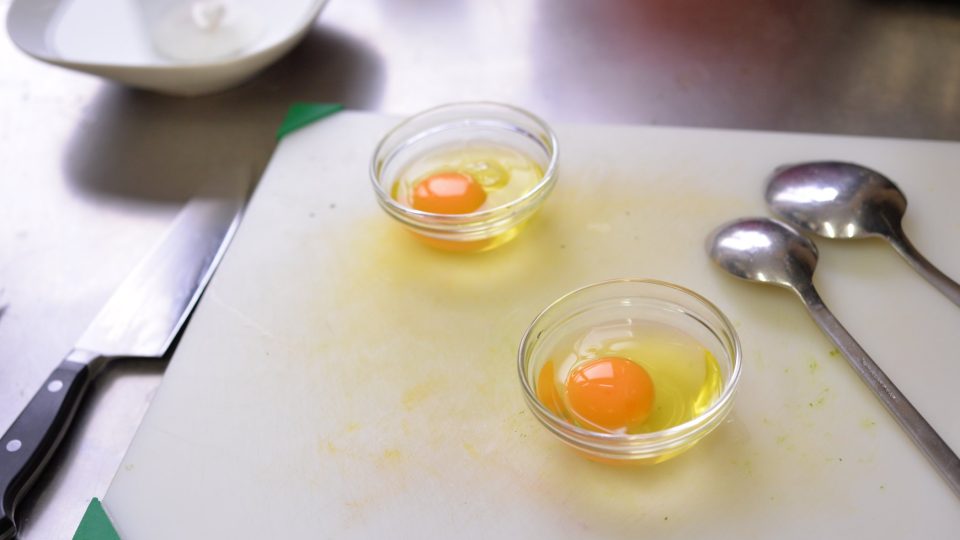 Na přípravu ztracených vajec si připravíme hrnec s větším průměrem. Naplníme ho vodou a dáme vařit. Vejce vyklepneme do mističky nebo hrníčku