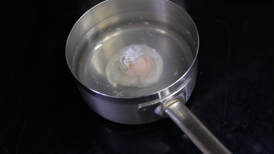 Vodu v hrnci roztočíme, aby vznikl vír, do jehož středu vlijeme vejce, každé zvlášť. Počkáme, až se uvaří během asi 3 minut