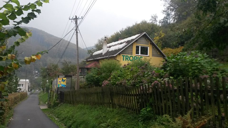 Tropic Hukvaldy stojí pod kamennou oborou