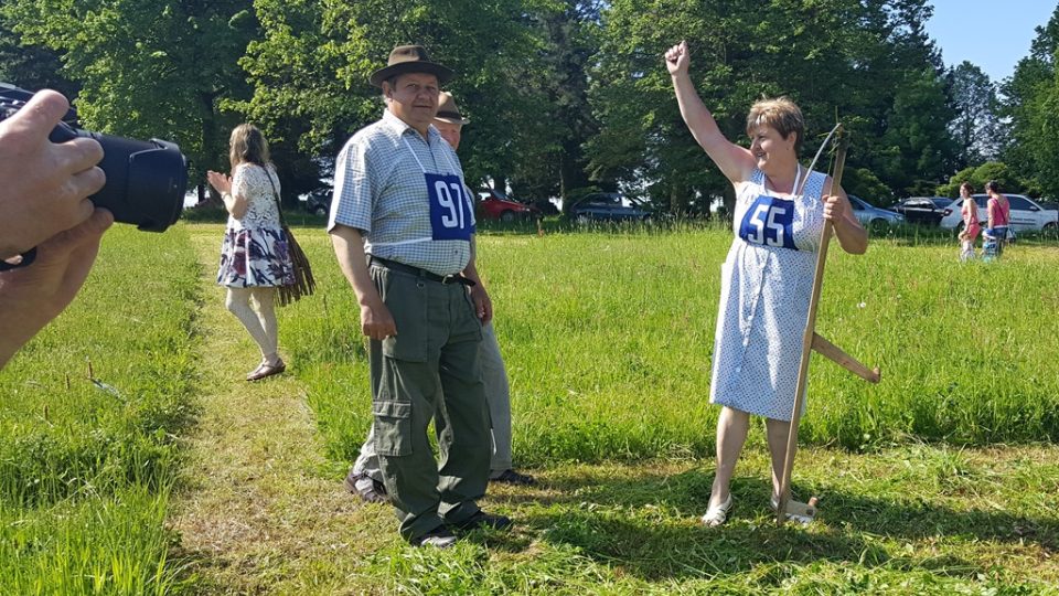 Lidé se oháněli kosou na louce v Bernarticích. Soutěžili o titul Bernartický sekáč