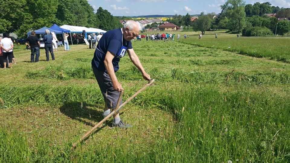 Lidé se oháněli kosou na louce v Bernarticích. Soutěžili o titul Bernartický sekáč