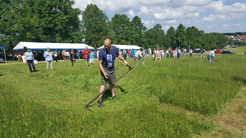 Lidé se oháněli kosou na louce v Bernarticích. Soutěžili o titul Bernartický sekáč