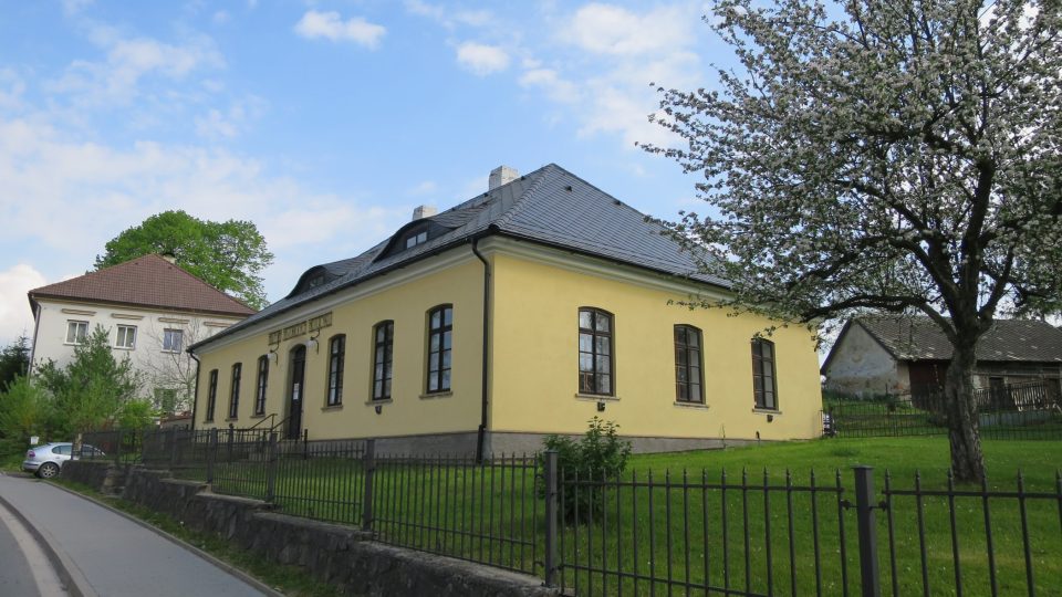 Muzeum historických motocyklů ve Svratouchu sídlí v někdejší evangelické škole