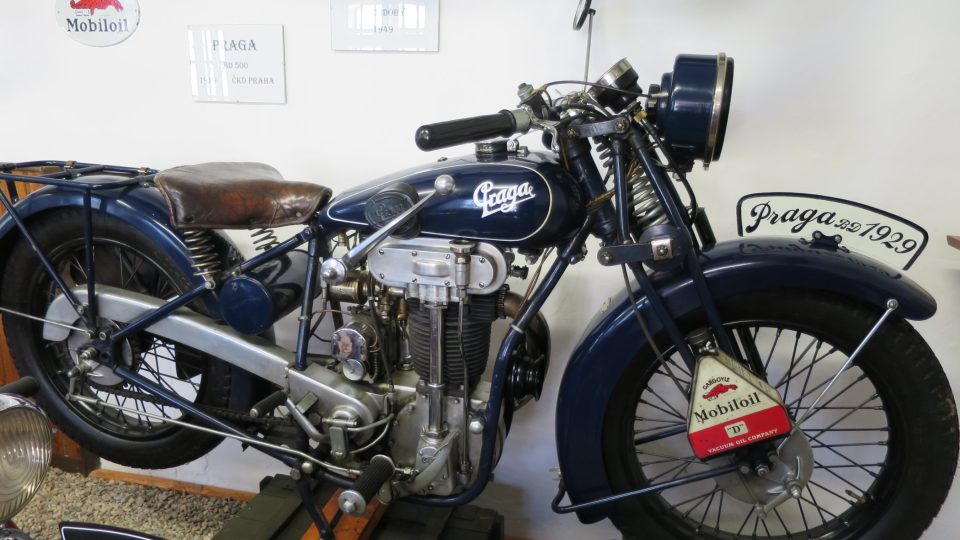 Nejstarším motocyklem expozice československých strojů je Praga z roku 1929