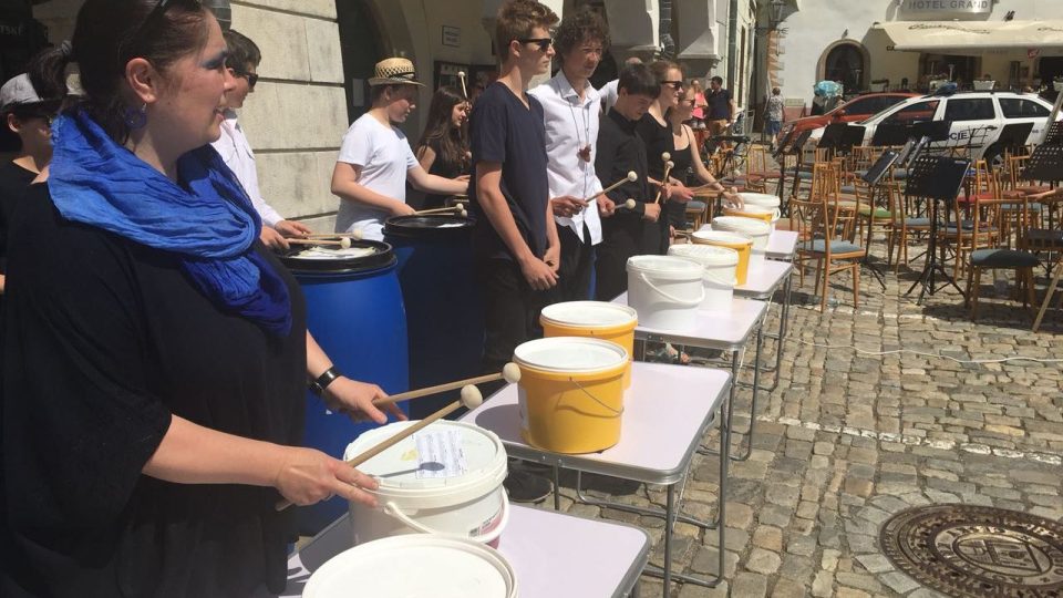 Festival ZUŠ Open v Českém Krumlově - ulicemi prošel průvod, na různých místech hráli hudebníci