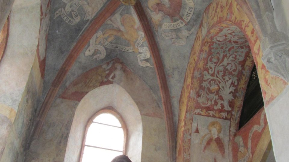 Nástěnné malby a fresky v kostele svatého Jana Křtitele jindřichohradeckého klášterního komplexu