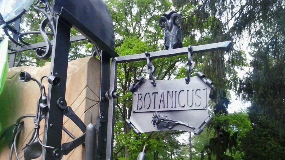 Botanická zahrada v Bečově nad Teplou získala další dominantu - kovovou plastiku