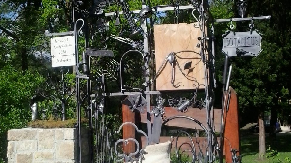 Botanická zahrada v Bečově nad Teplou získala další dominantu - kovovou plastiku Botanická zahrada v Bečově nad Teplou získala další dominantu - kovovou plastiku