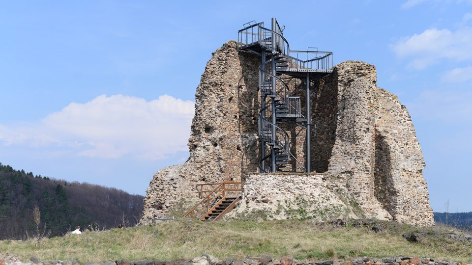 Rozhledna Milada má matnou barvu, aby příliš nenarušovala ráz místa