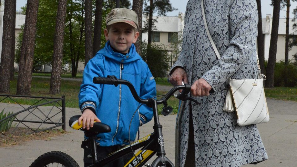 Paní Ljuba s vnukem Míšou aneb nejstarší a nejmladší generace ve Slavutyči