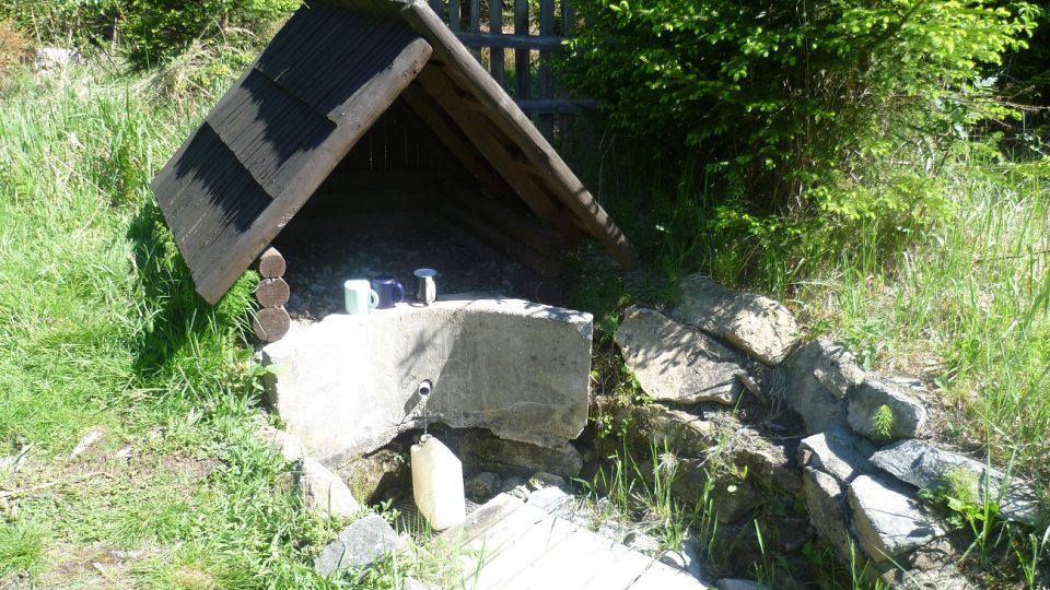 Studánka u rybníka Zimostráz