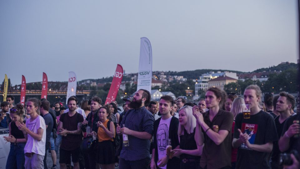 Publikum na Radio Wave Stage na 104. Primátorkách na pražské náplavce