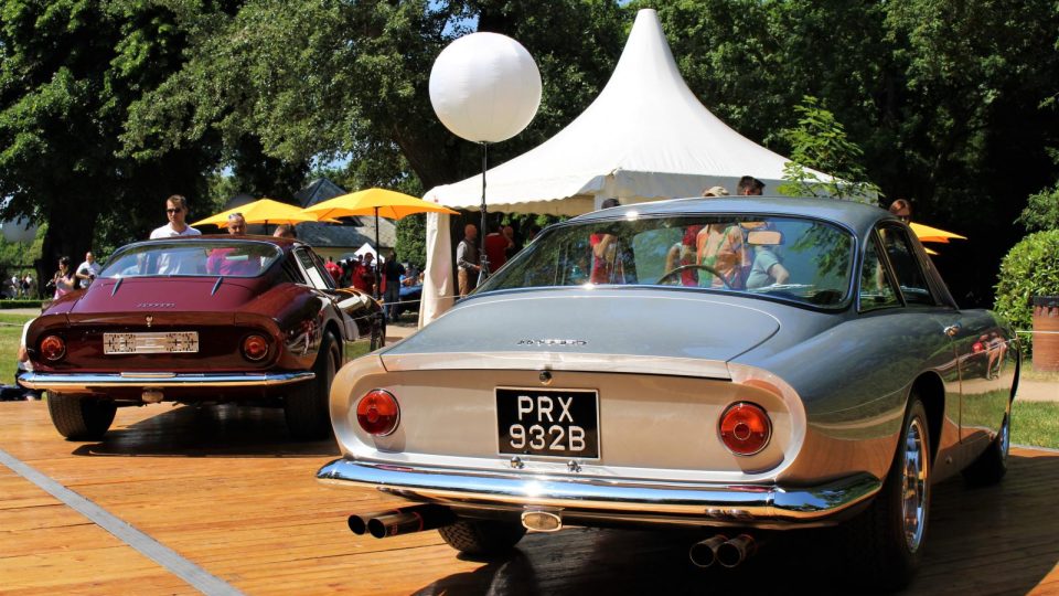 Dvě hvězdy z Maranella – vlevo Ferrari 275 GTC, vpravo 250 GT Lusso