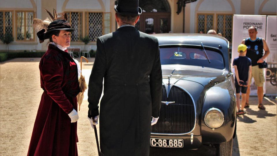 Chateau Loučeň Concours d'Elegance - to nejsou jen auta, ale i přehlídka klobouků a prvorepublikového oblečení