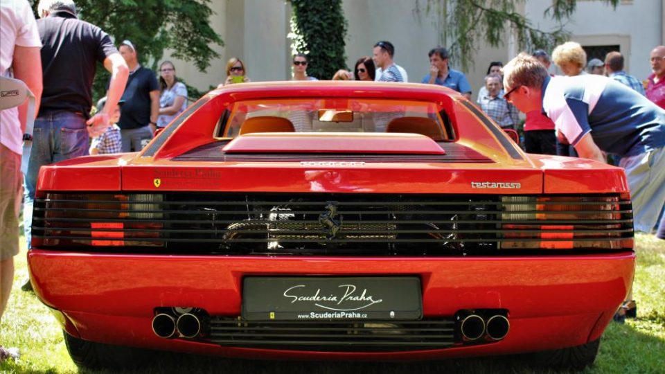 Ikonický model italské automobilky Ferrari. Testarossa z roku 1990. Design je dílem studia Pininfarina