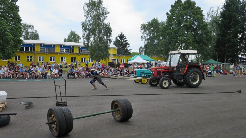 Silácká soutěž aneb kdo utáhne traktor